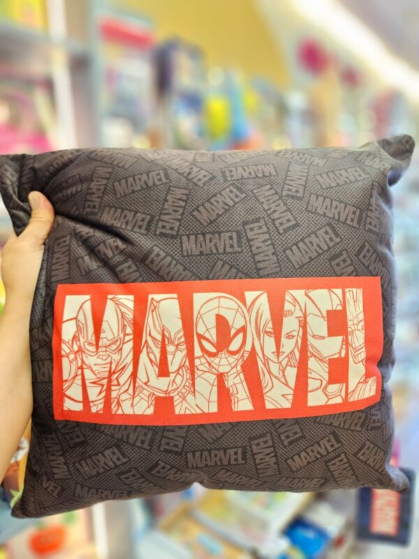 Almofada 40x40 Aveludada Marvel Logo Zonacriativa